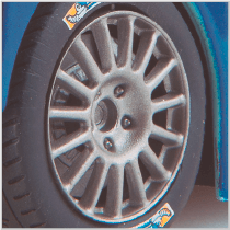 Jantes et pneus de type asphalte, terre ou neige, selon le rallye auquel correspond chaque modèle.